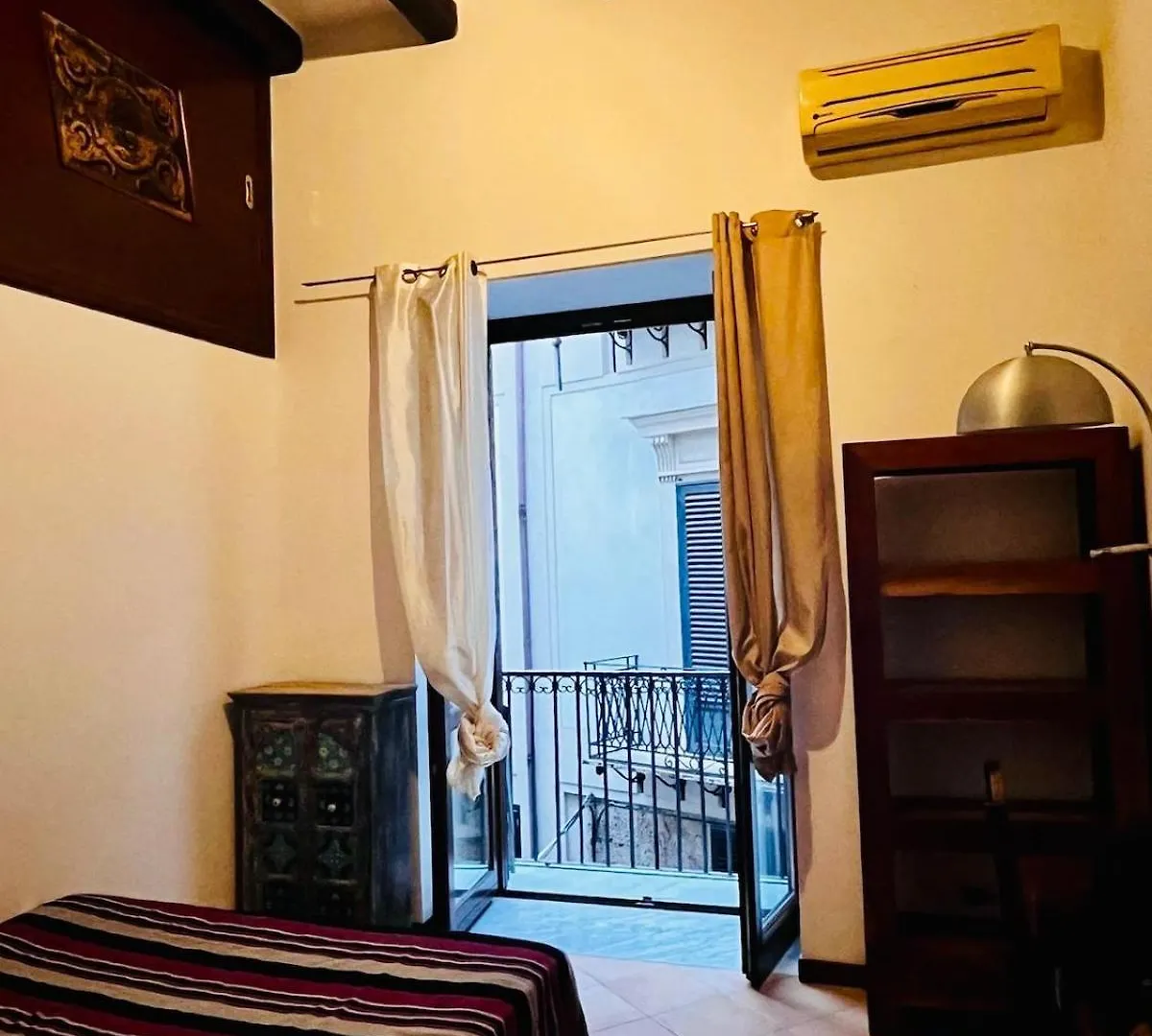 Elegance And Tradition Two Big Rooms In The Heart Of Palermo 0*,