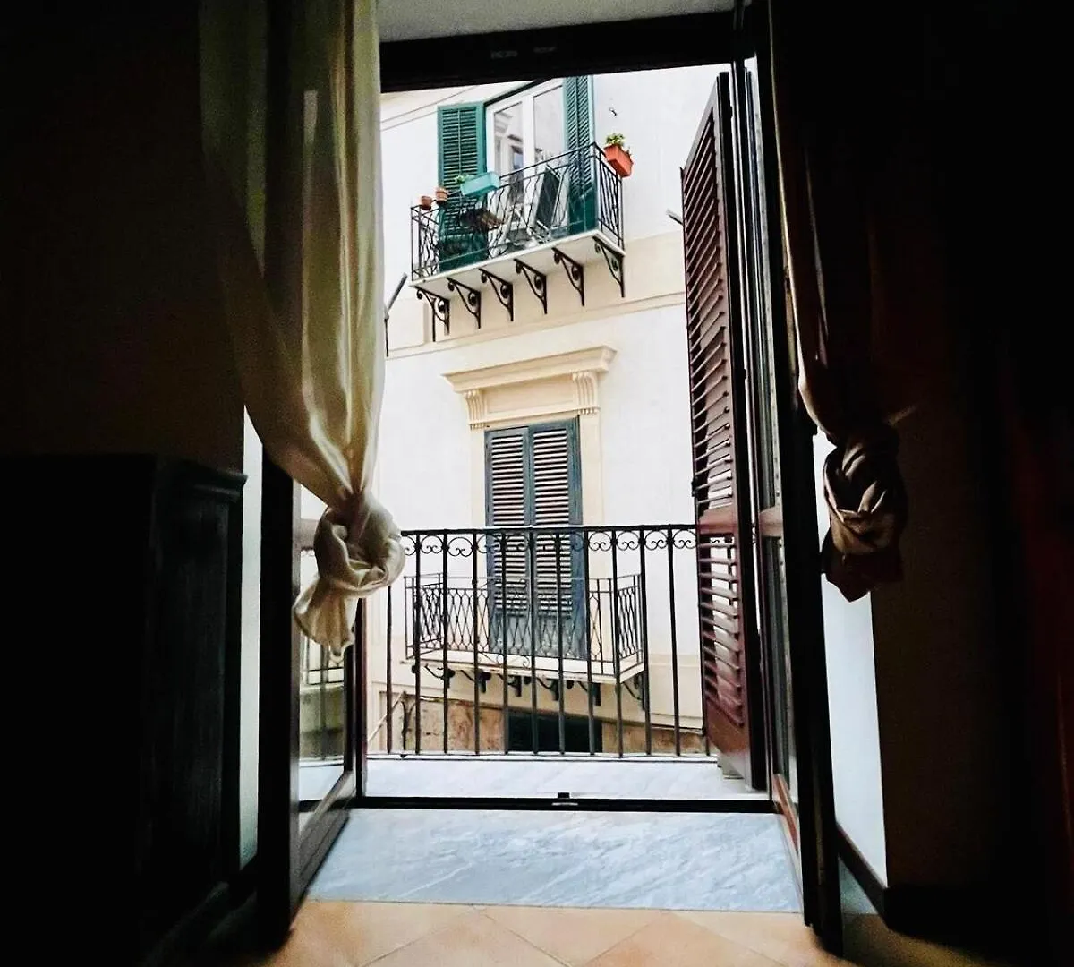 Elegance And Tradition Two Big Rooms In The Heart Of Palermo Apartment