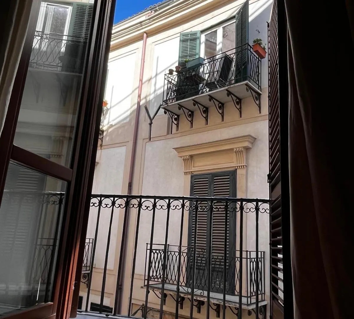 Elegance And Tradition Two Big Rooms In The Heart Of Palermo